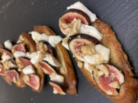 Goat Cheese & Fresh Figs Toasts